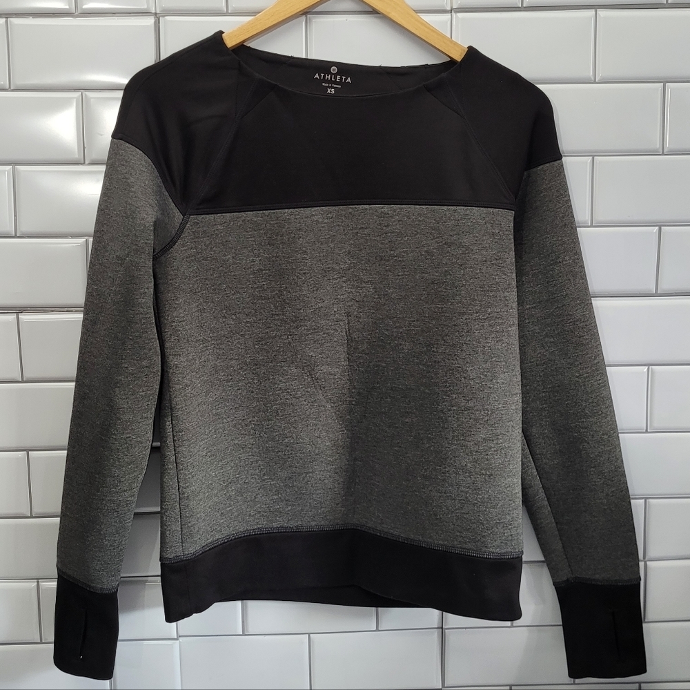 ATHLETA Women’s Colorblock Gray Black Long Sleeve Sweatshirt with Thumb Holes